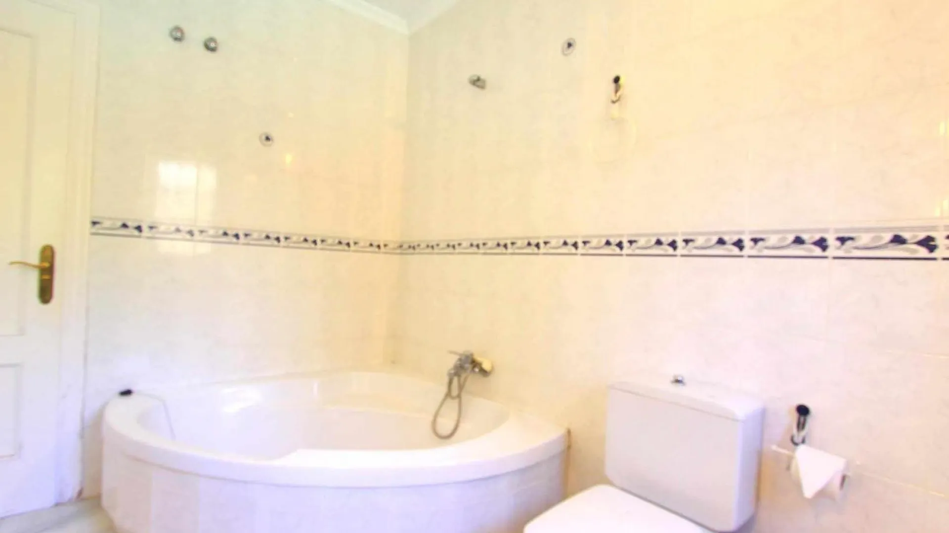 1175 Villa El Paraiso Estepona