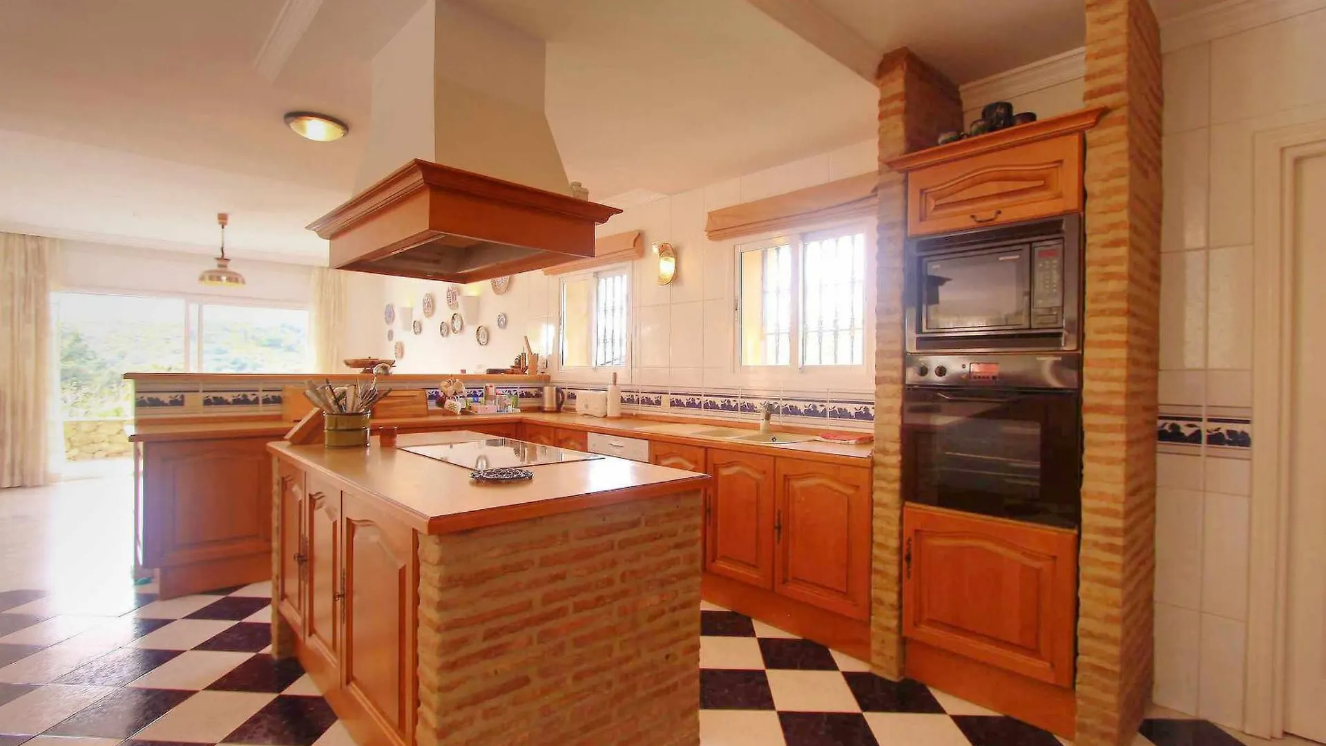 1175 Villa El Paraiso Estepona Spain