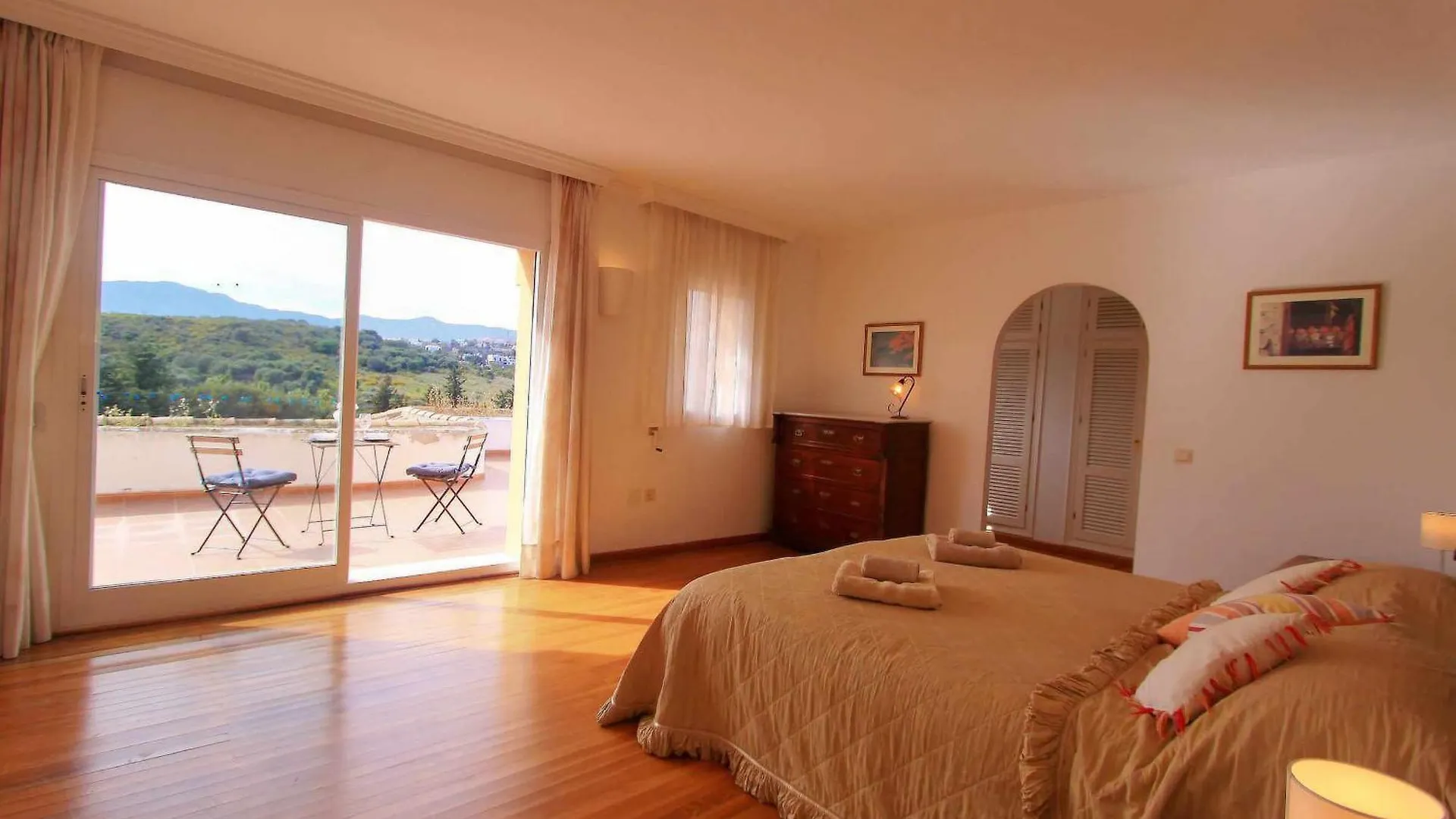 1175 Villa El Paraiso Estepona