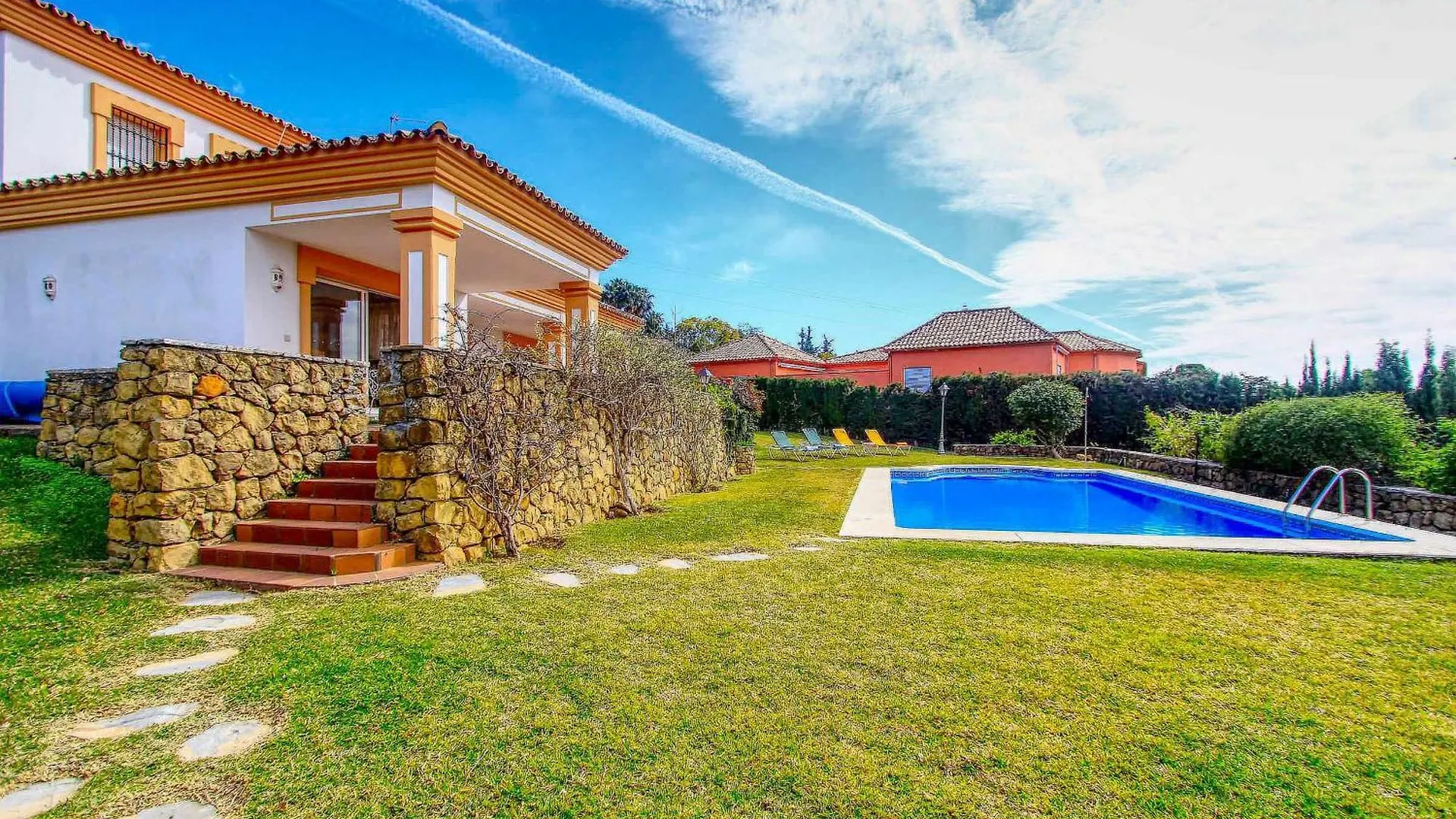 1175 Villa El Paraiso Estepona Spain
