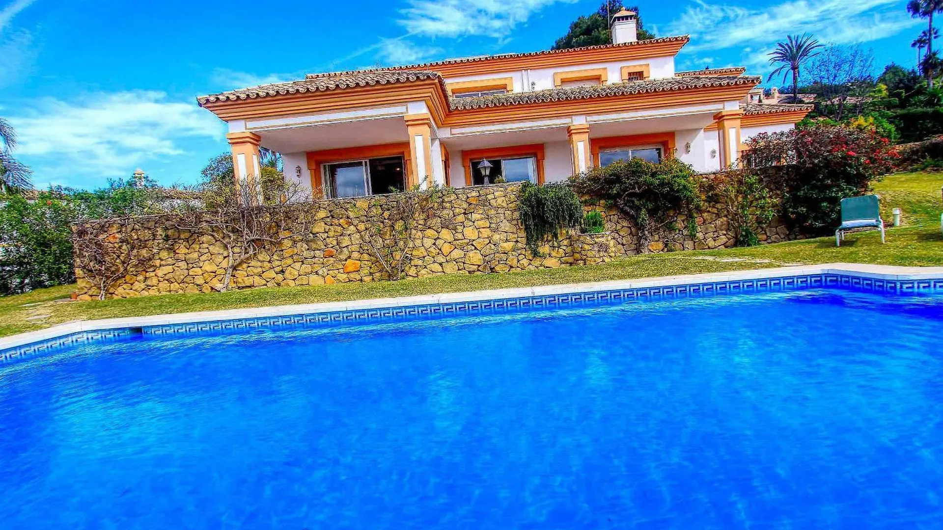 1175 Villa El Paraiso Estepona