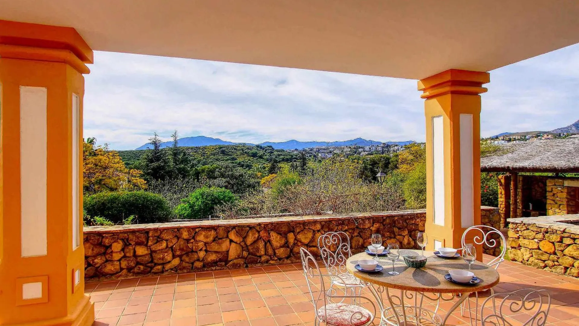 1175 Villa El Paraiso Estepona