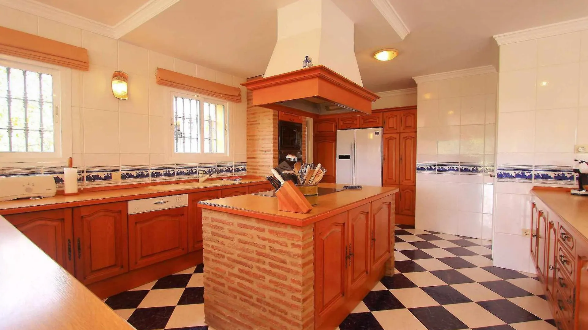 1175 Villa El Paraiso Estepona