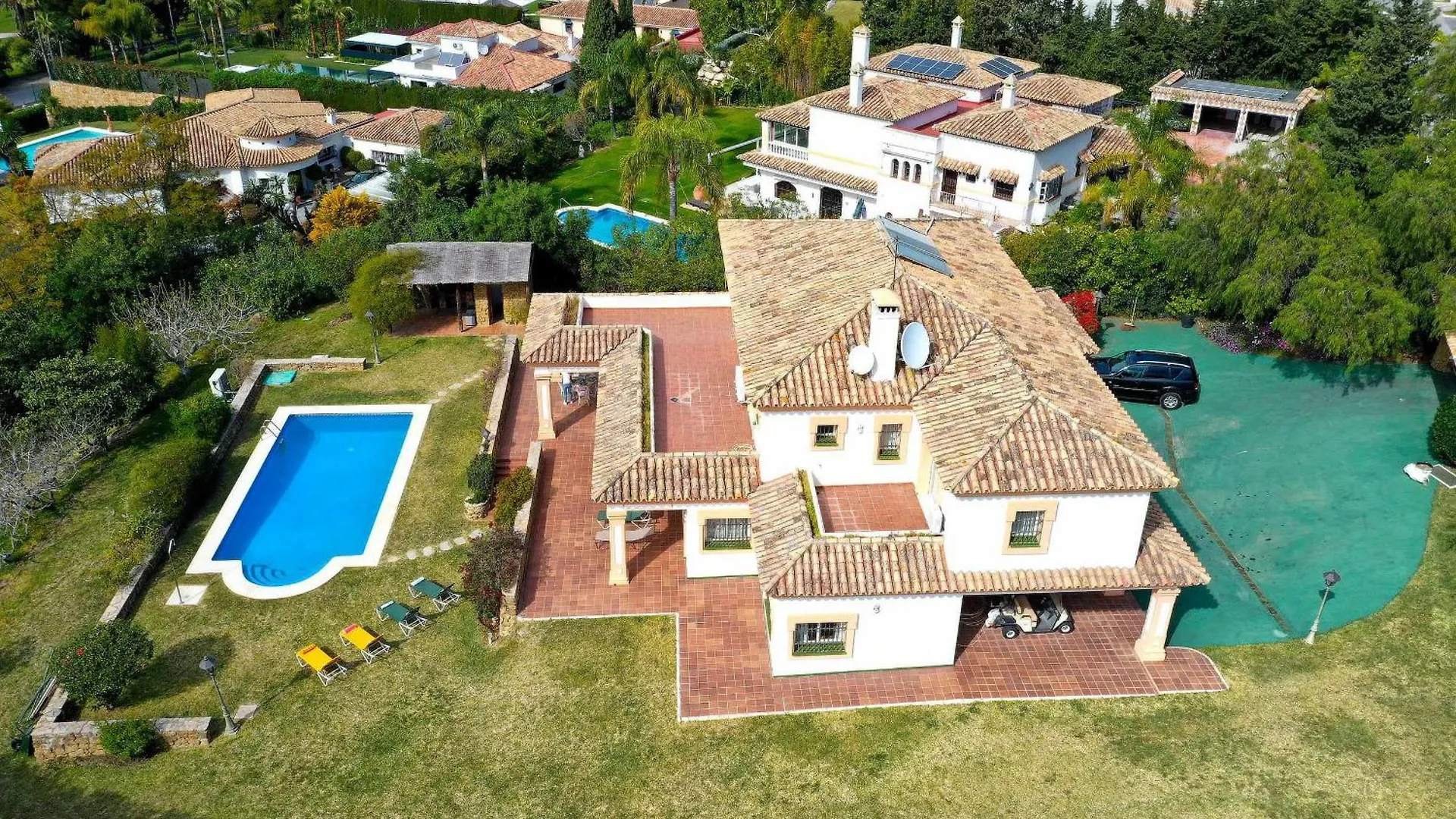 1175 Villa El Paraiso Estepona