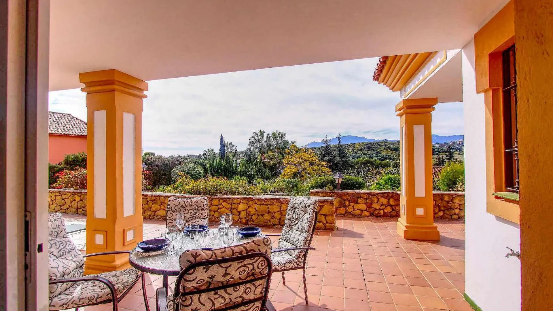 1175 Villa El Paraiso Estepona