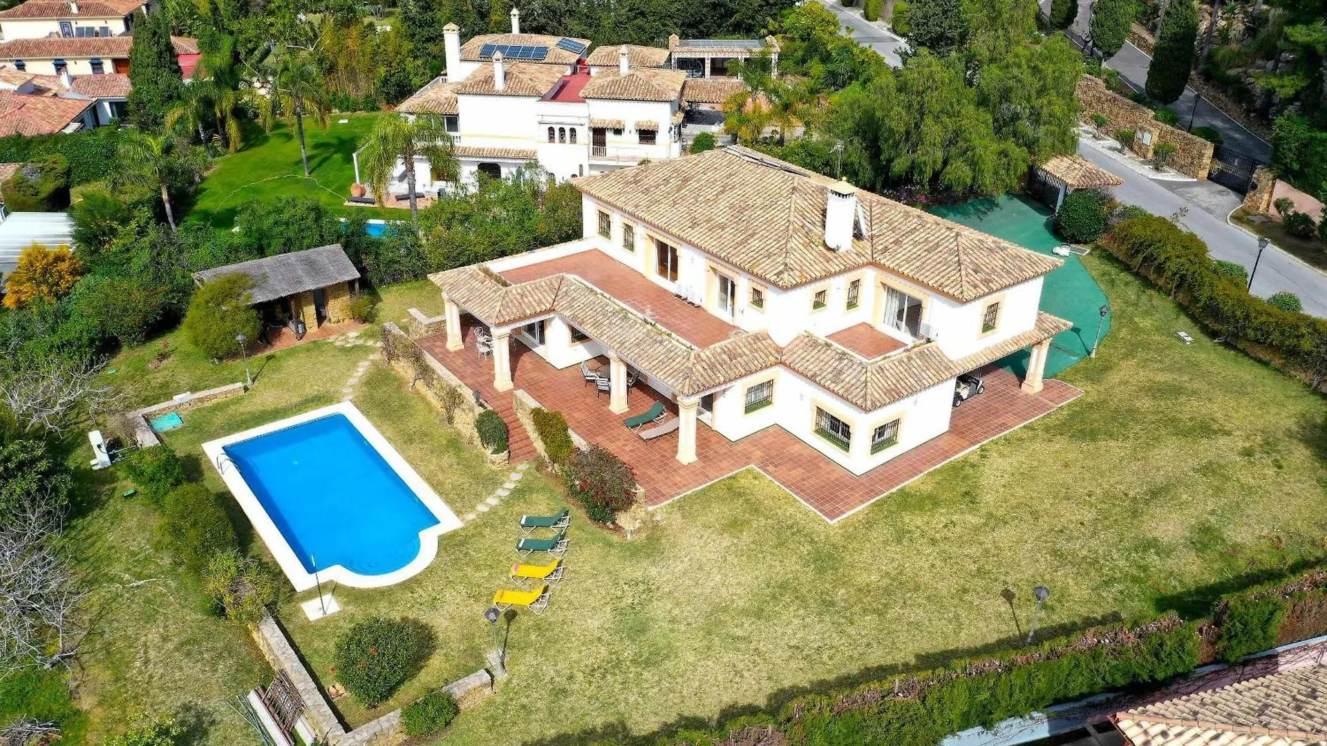 1175 Villa El Paraiso Estepona