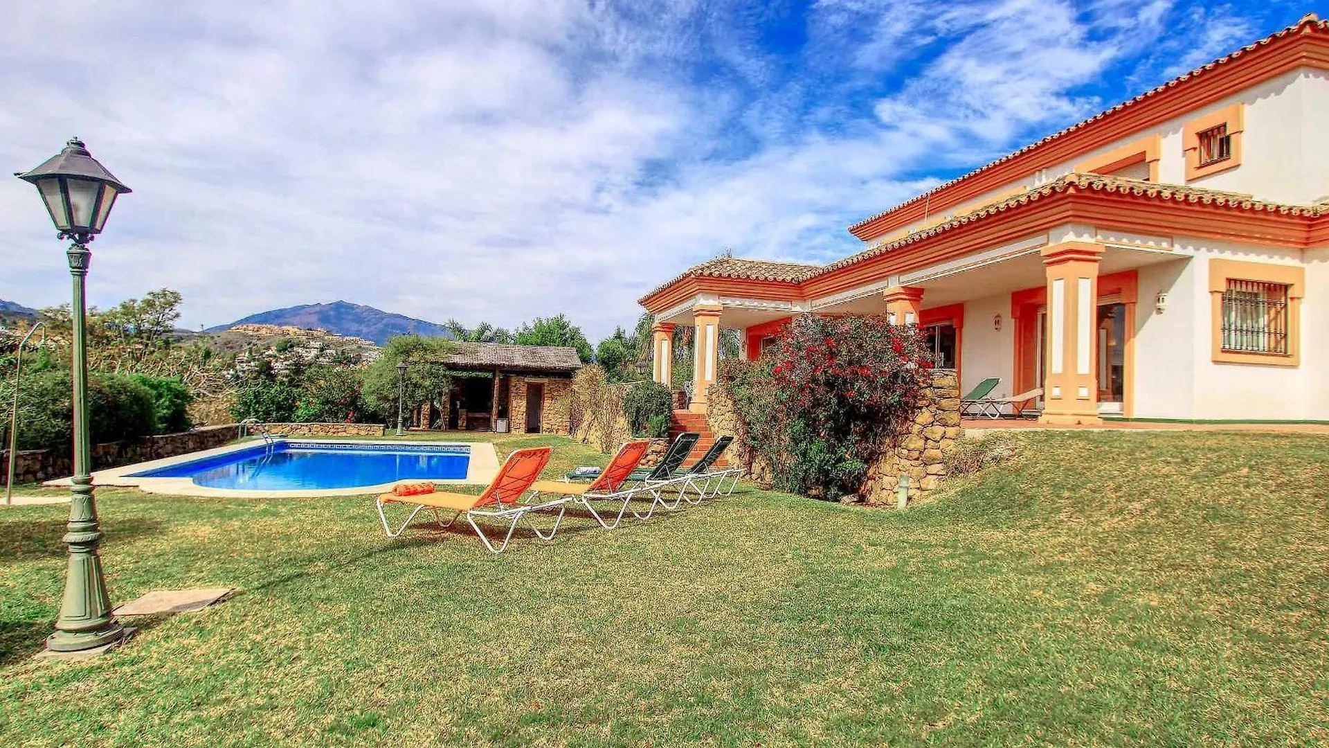 1175 Villa El Paraiso Estepona Spain